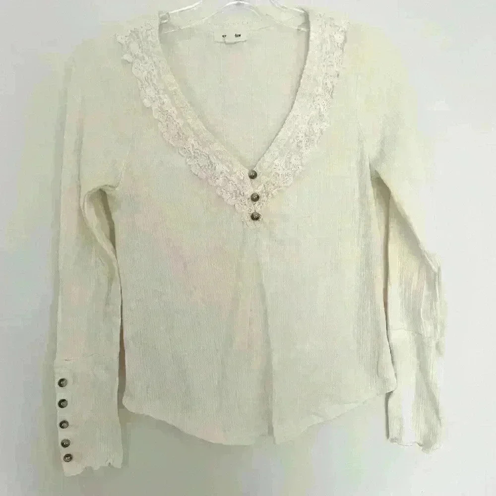 Eyeshadow Women’s Size Small Sweater Cream Long Sleeve V Neck Lace Detail